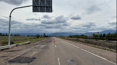 Ruta 7: el bacheo avanza en el acceso a la Destilería mientras se define la reparación estructural