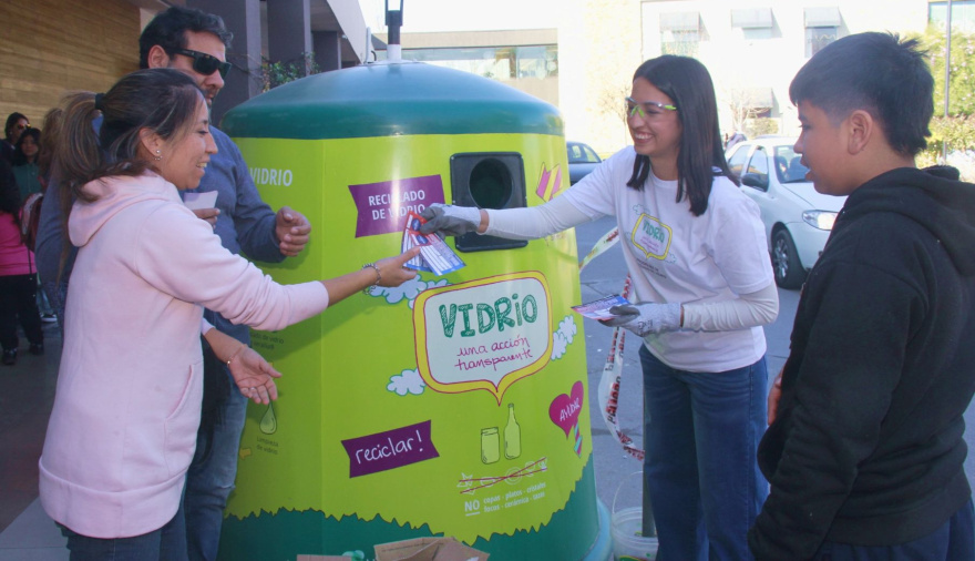 Reciclaje con incentivo económico: Verallia canjea envases de vidrio por entradas al cine en Mendoza