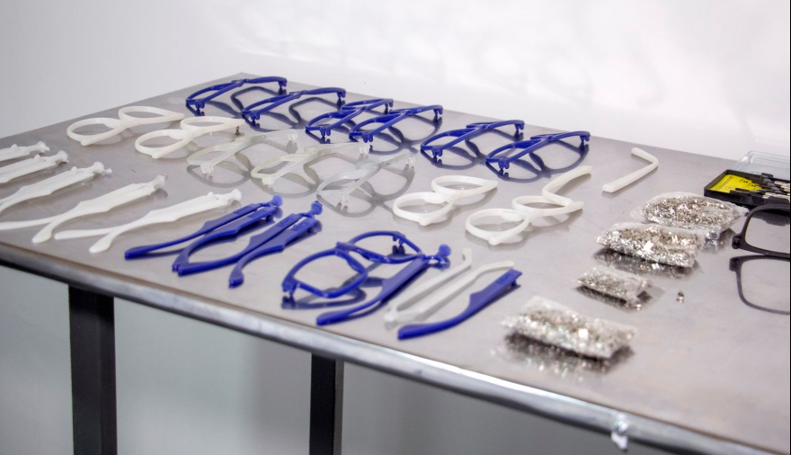 Tapitas plásticas que se transforman en anteojos gratuitos: la iniciativa que une reciclaje, salud visual y economía circular