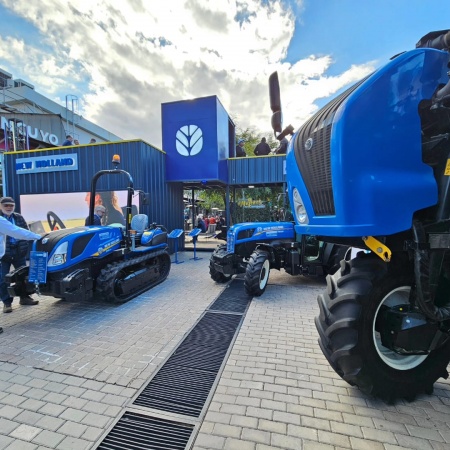 Una cosechadora de uva francesa fue la estrella en el stand de Agromaq Virdó