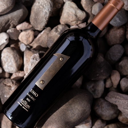 Antigal Winery celebra el Día Internacional del Malbec con una edición especial de su icónico UNO