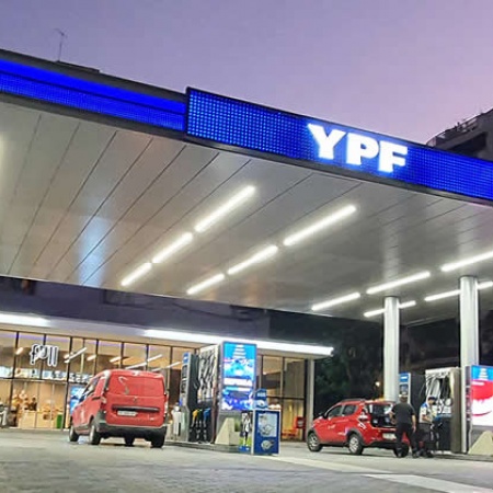 Gobierno congela impuestos a los combustibles en mayo tras baja de precios de YPF