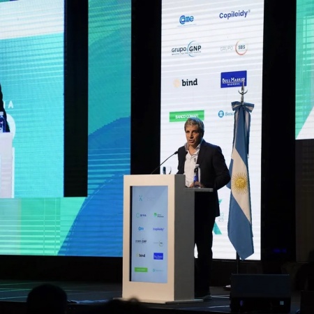 Luis Caputo anuncia medidas para impulsar el uso de dólares y promete baja de impuestos
