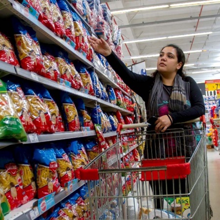 Inflación bajó al 2,8% en abril y el consumo rebota apenas en 2025