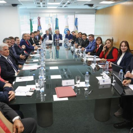 Gobernadores impulsan ley para frenar la discrecionalidad de los fondos y reclaman mayor coparticipación