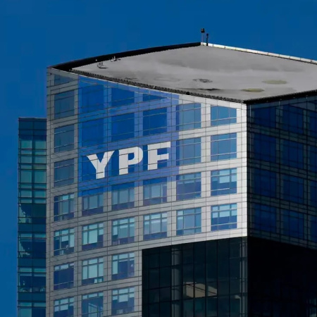Una jueza de EE.UU. ordenó entregar el 51% de las acciones de YPF a fondos buitres