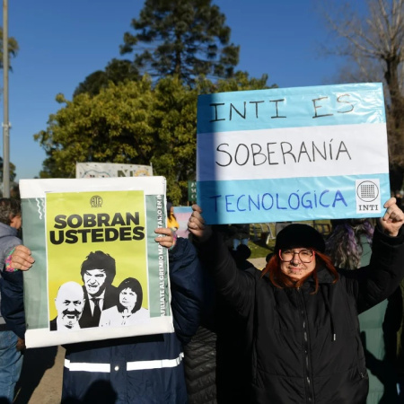 Abrazo simbólico al INTI: fuerte rechazo al decreto de Sturzenegger que recorta su autonomía
