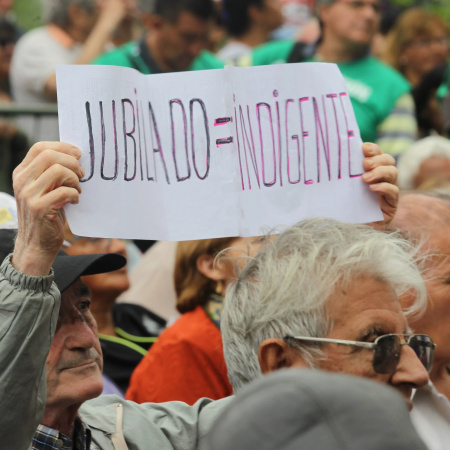 Caputo minimiza la crisis previsional y relativiza ingresos de jubilados: ¿una visión alejada de la realidad?
