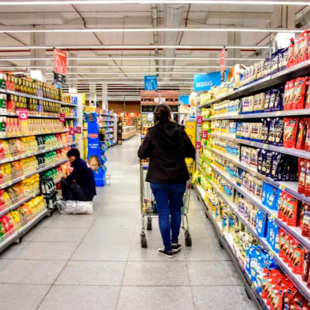 Ventas en supermercados subieron 6,1% interanual en mayo, pero caen los mayoristas