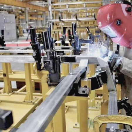 Industria: tras cuatro meses de caída, la actividad retrocede a niveles de hace casi 18 años