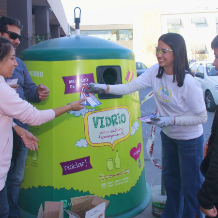Reciclaje con incentivo económico: Verallia canjea envases de vidrio por entradas al cine en Mendoza
