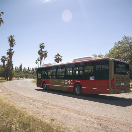 Mendoza apuesta al transporte a GNC: GEP entrega 10 buses Yutong y marca un modelo replicable en el país