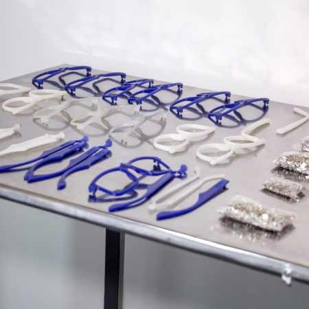 Tapitas plásticas que se transforman en anteojos gratuitos: la iniciativa que une reciclaje, salud visual y economía circular