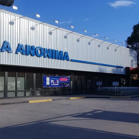 Sorpresa en supermercados: La Anónima avanza y Libertad redefine su negocio