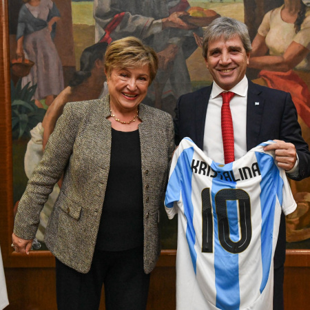 Georgieva dio un giro al diagnóstico del FMI sobre la Argentina: del temor por la deuda a un respaldo sin reservas