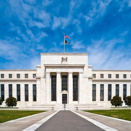 La Fed subió las tasas y suma presión sobre el dólar, la deuda y el plan de Milei