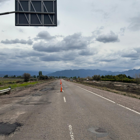 Ruta 7: el bacheo avanza en el acceso a la Destilería mientras se define la reparación estructural